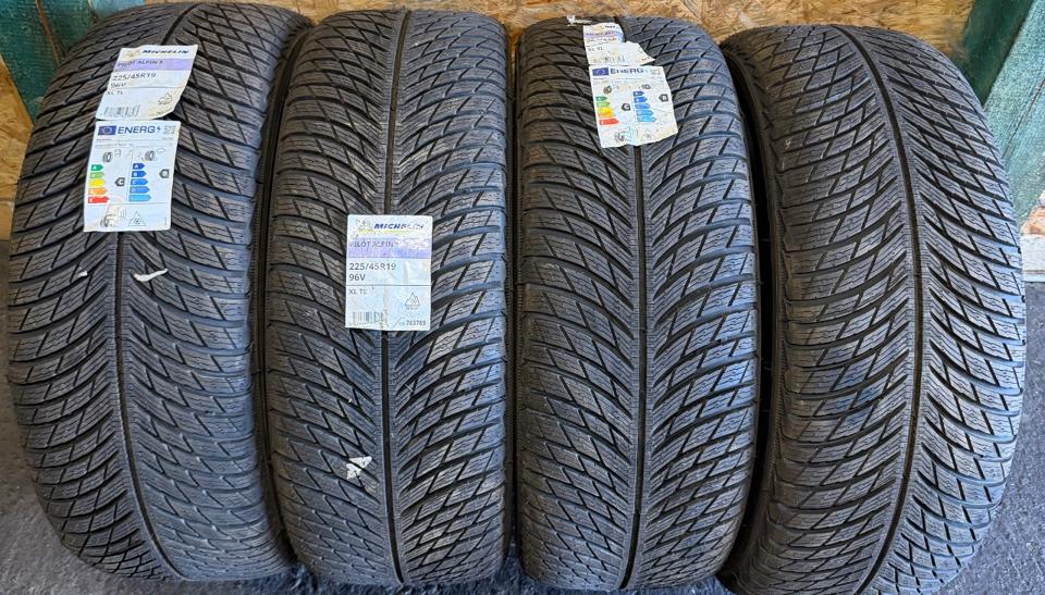 Opona 225/45/19 Michelin zimowy 4 szt.