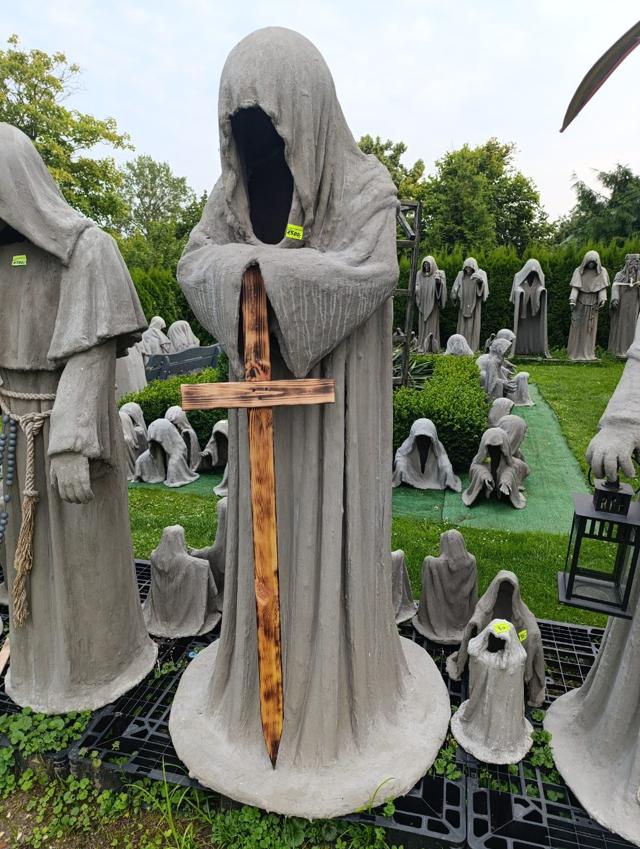 Figurka cementowa z mieczem rękodzieło