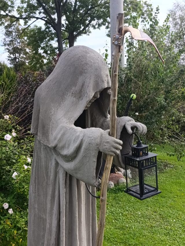 Figura cementowa Halloween rękodzieło z kosą i lampką