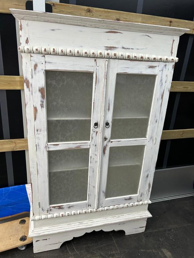 Zabytkowa drewniana witryna w stylu shabby chic