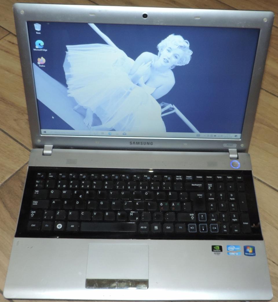 Laptop Samsung RV520 15,6 " Intel Core i3 8 GB / 240 GB SSD szary