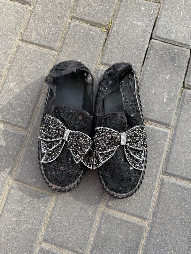 Czarne oraz białe wsuwane buty